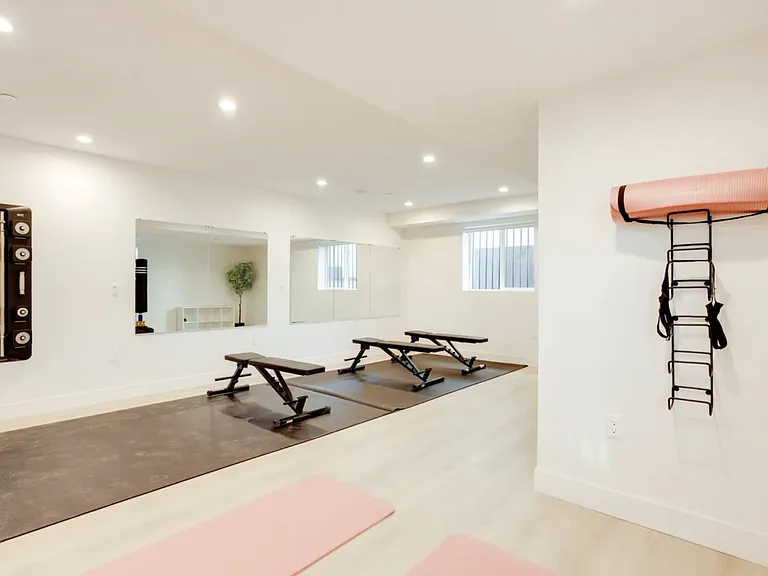 1224 W 37th Pl — Photo 11