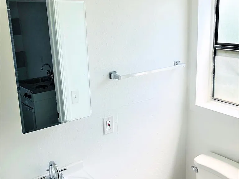 Adams Hill Lofts — Photo 27