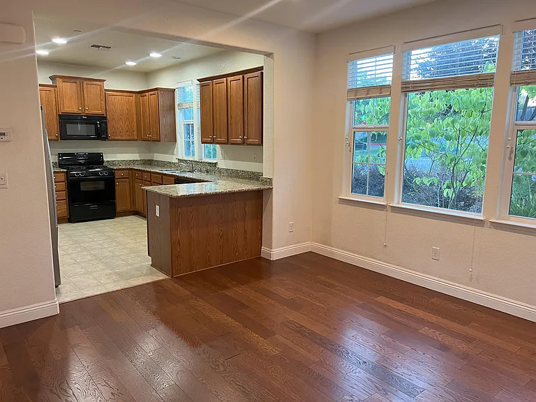 906 Bullion Ln — Photo 5