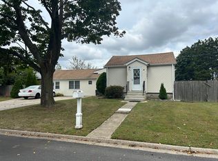 102 10th St, West Babylon, NY 11704