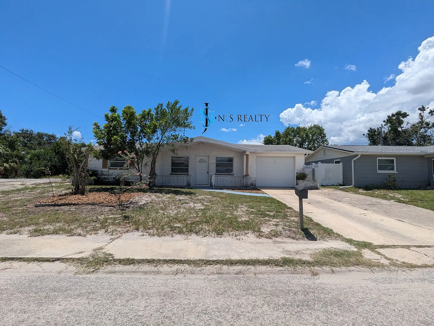 Must See 3/2/1 over 1000sf with tile/laminate floors, fresh paint, fenced yard and large living r... — Photo 2