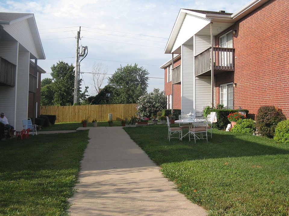 2nd image of 802 W Warren Ave