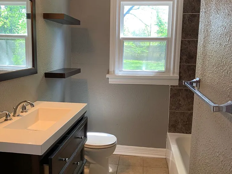 2412 W Lincoln St — Photo 5