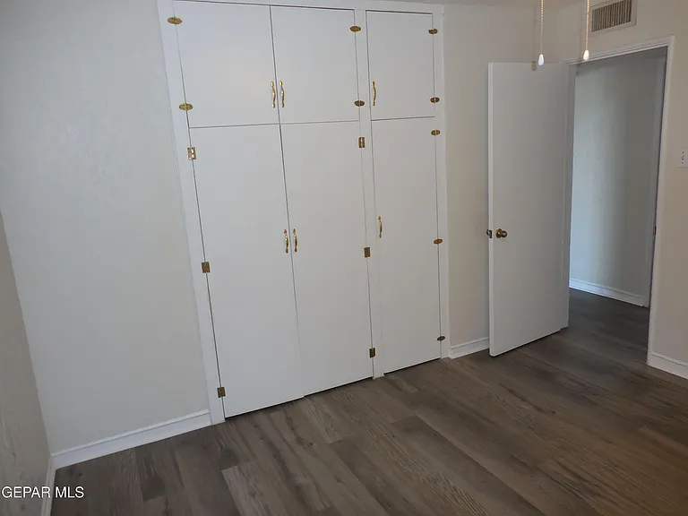 701 W Yandell Dr #8 — Photo 10
