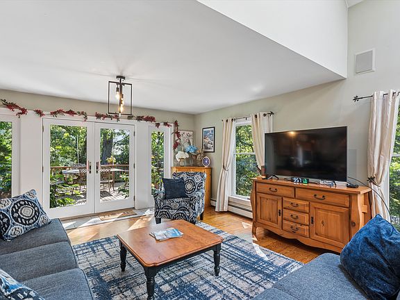 4th image of 1745 Bayview Ave