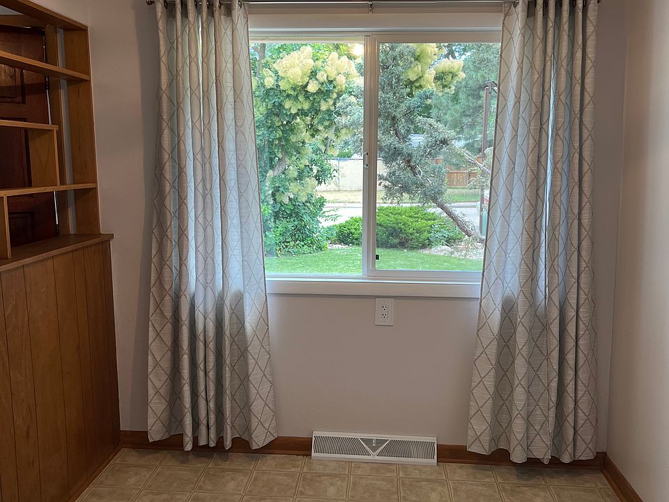 Dining area adjacent to the kitchen