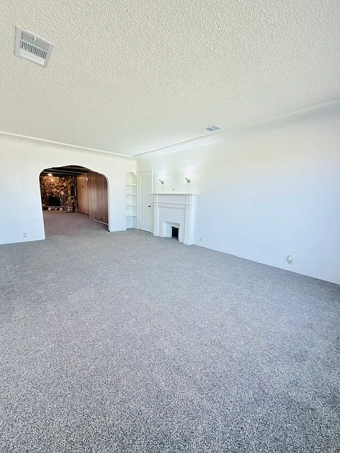 3 bed, 2309 sqft, $2,300 — Photo 4