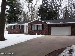 1302 N Lendale Rd, Ludington, MI 49431
