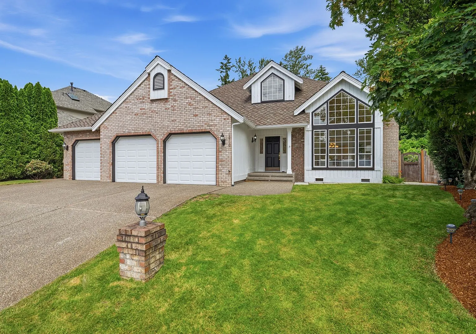 Beautiful 4 Bed 2.5 Bath Home in Renton — Photo 2