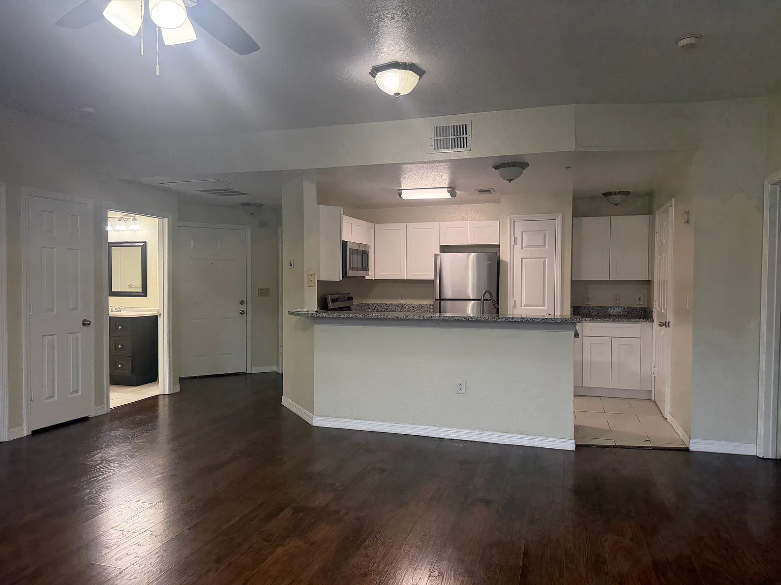 2 bed, 1031 sqft, $1,700 — Photo 2
