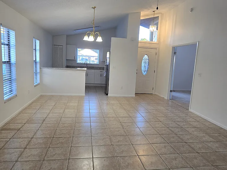 846 Grenadier Dr — Photo 6