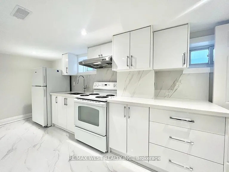 4 Sutherland Ave #BASEMENT — Photo 5