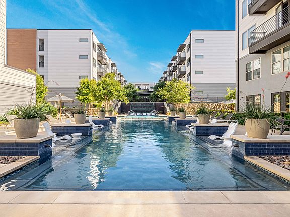Resort-style Swimming Pool
