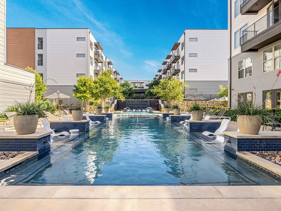 Resort-style Swimming Pool