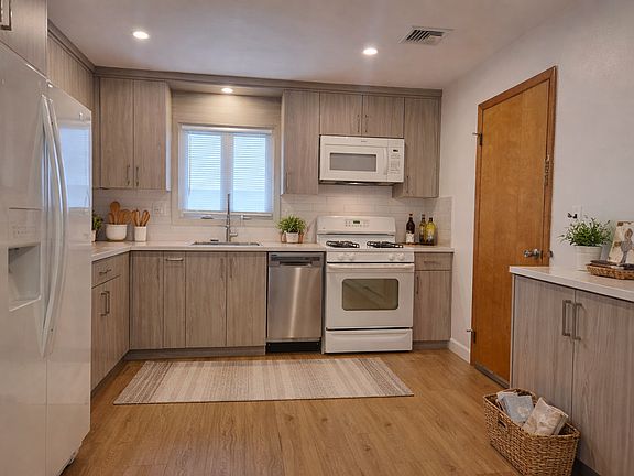 3rd image of 18 Henry St Floor 2