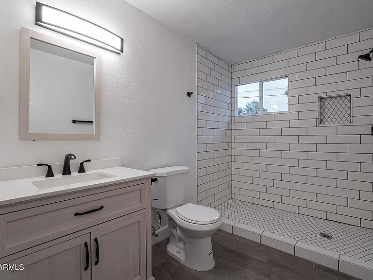 536 W 18th St — Photo 35