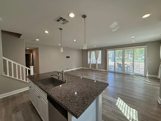 3 bed, 2.5 bath, 1811 sqft, $3,200 — Photo 3