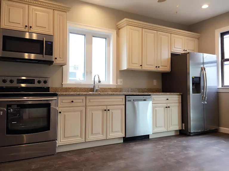 136 Brooks St — Photo 1