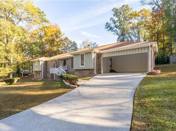 742 Mountainbrooke Cir, Stone Mountain, GA 30087