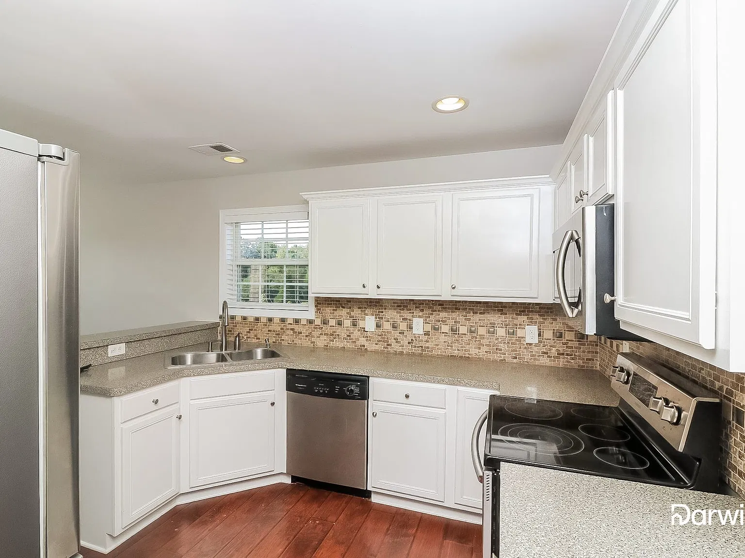 4 bed, 3.0 bath, 2116 sqft, $2,130 — Photo 3