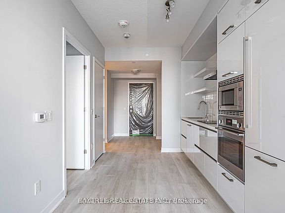 4th image of 2221 Yonge St #2710