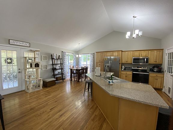 4th image of 1010 Sunrise Valley Dr