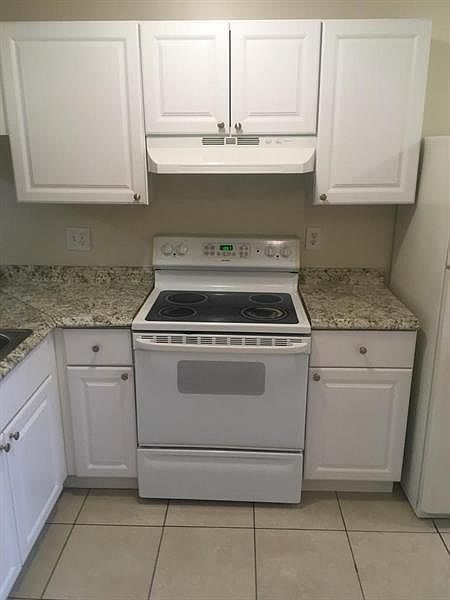 1st image of 4020 Lakeside Dr