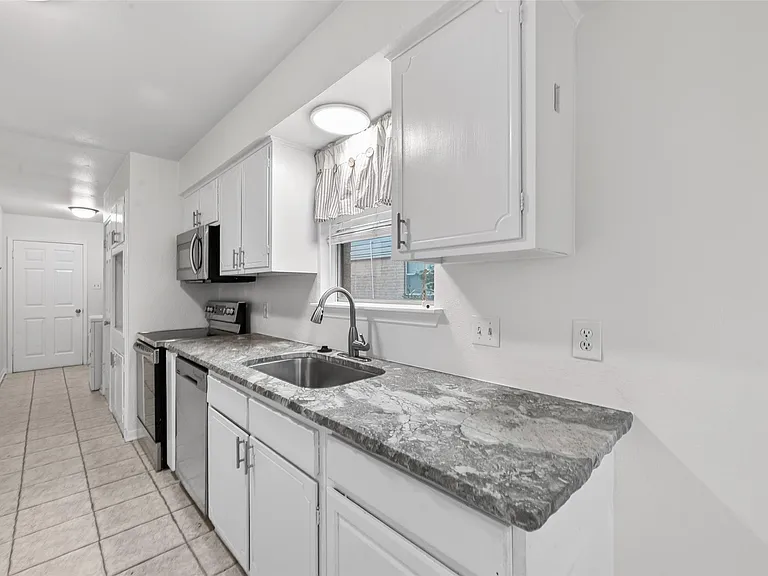 12818 Westella Dr — Photo 18