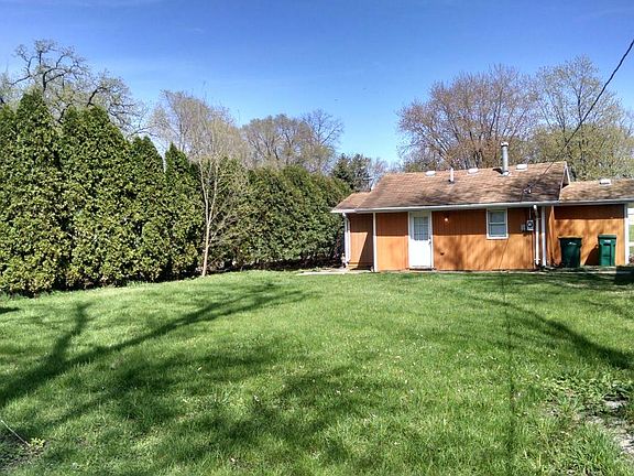 Big private back yard. Great neighbors