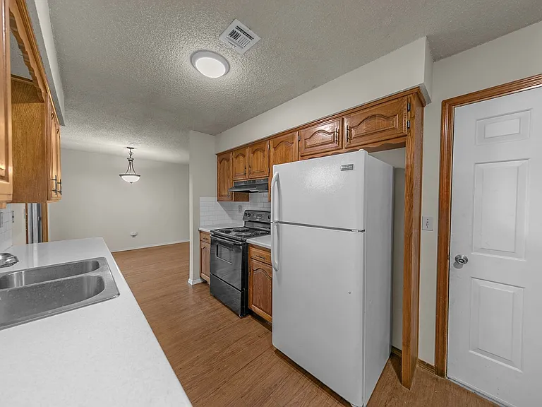 2204 Douglas St — Photo 8