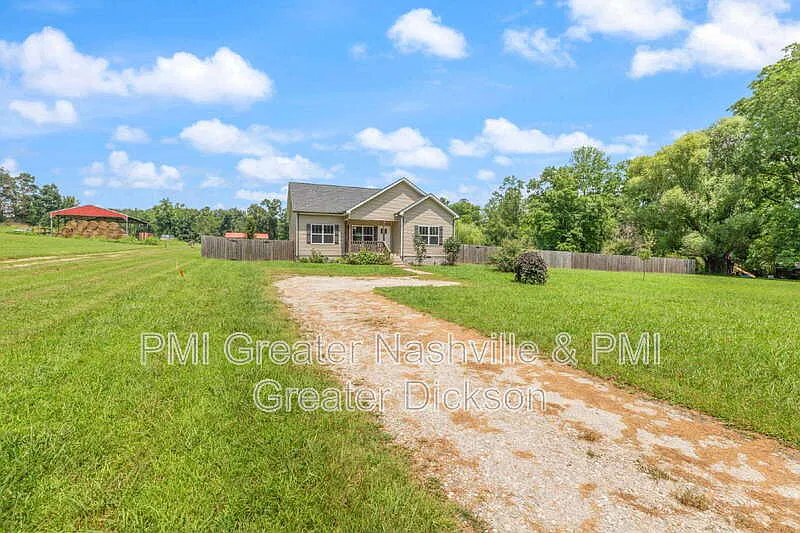 3 bed, 2.0 bath, 1208 sqft, $2,000 — Photo 3