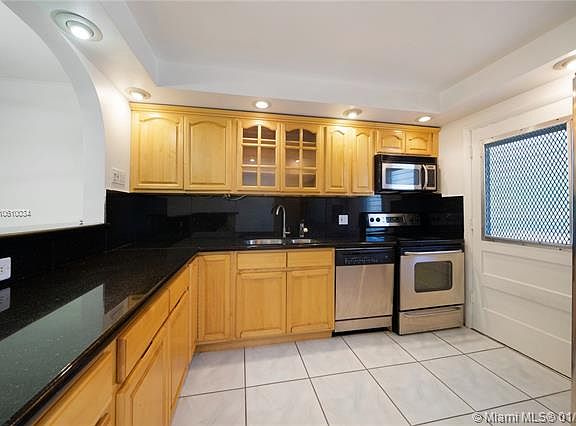 Attractive 2 Bd /2 Bth condo in the Heart of Key Biscayne!