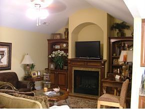 3rd image of 215 Bridgewater Ct