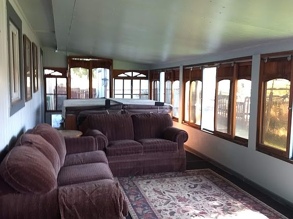 Enclosed Porch W/ Hot tub