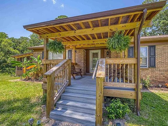 2nd image of 3044 Laurel Dr