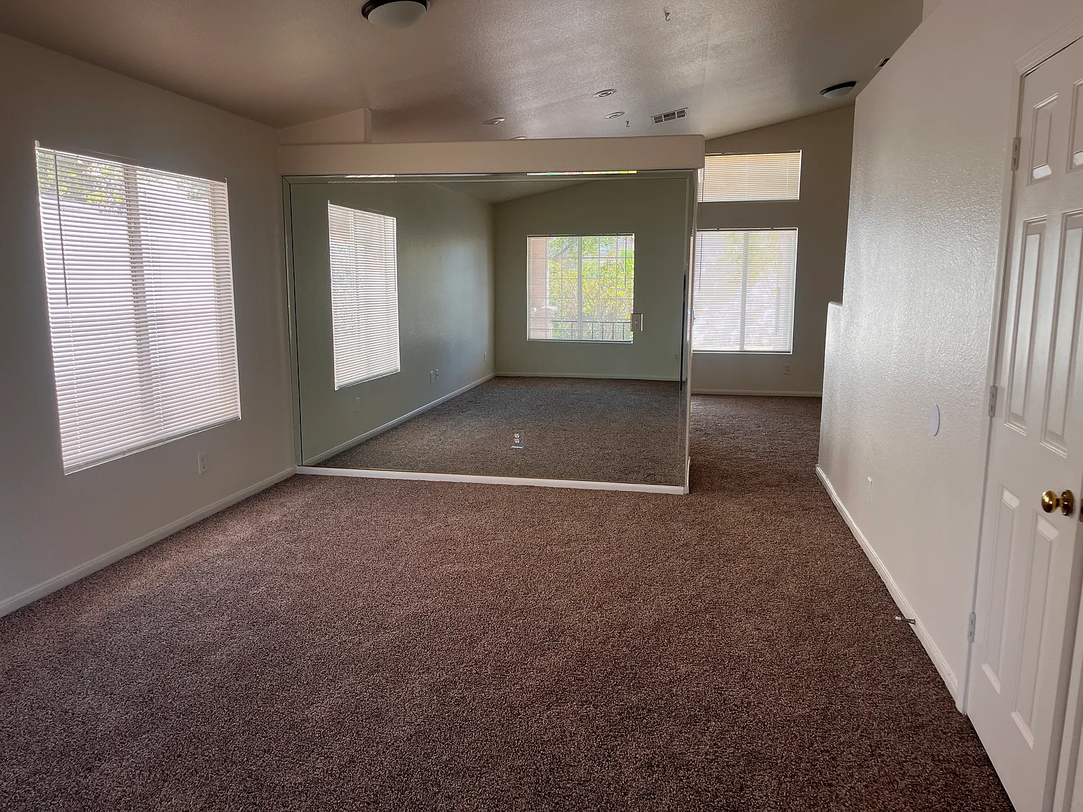 3 bed, 1295 sqft, $2,175 — Photo 4