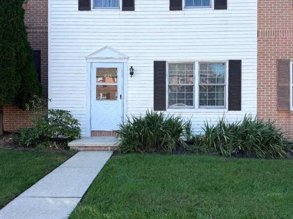 235 Greenland Dr, Lancaster, PA 17602