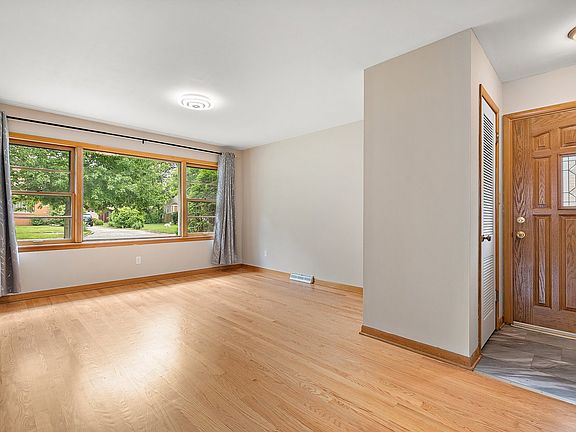 3rd image of 18422 Oakwood Ave