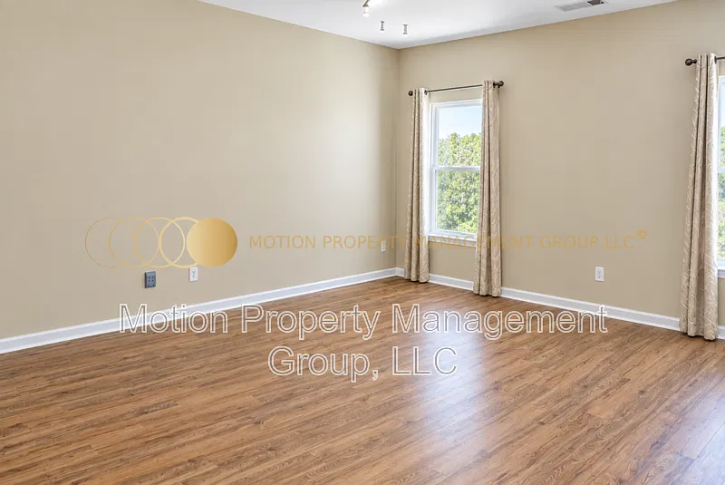 3 bed, 2.0 bath, 1350 sqft, $2,200 — Photo 4