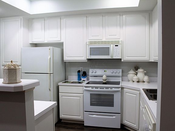 5th image of 1397 Grey Oaks Dr