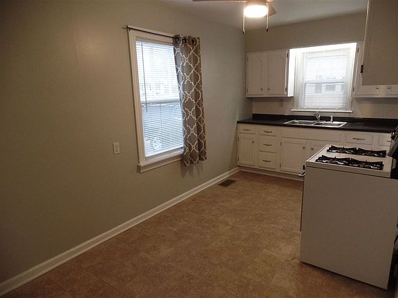 2nd image of 901 S Poplar St