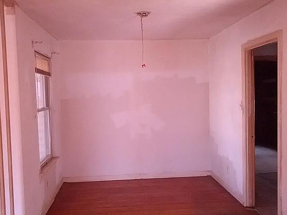 5th image of 1338 Lonsdale Ave