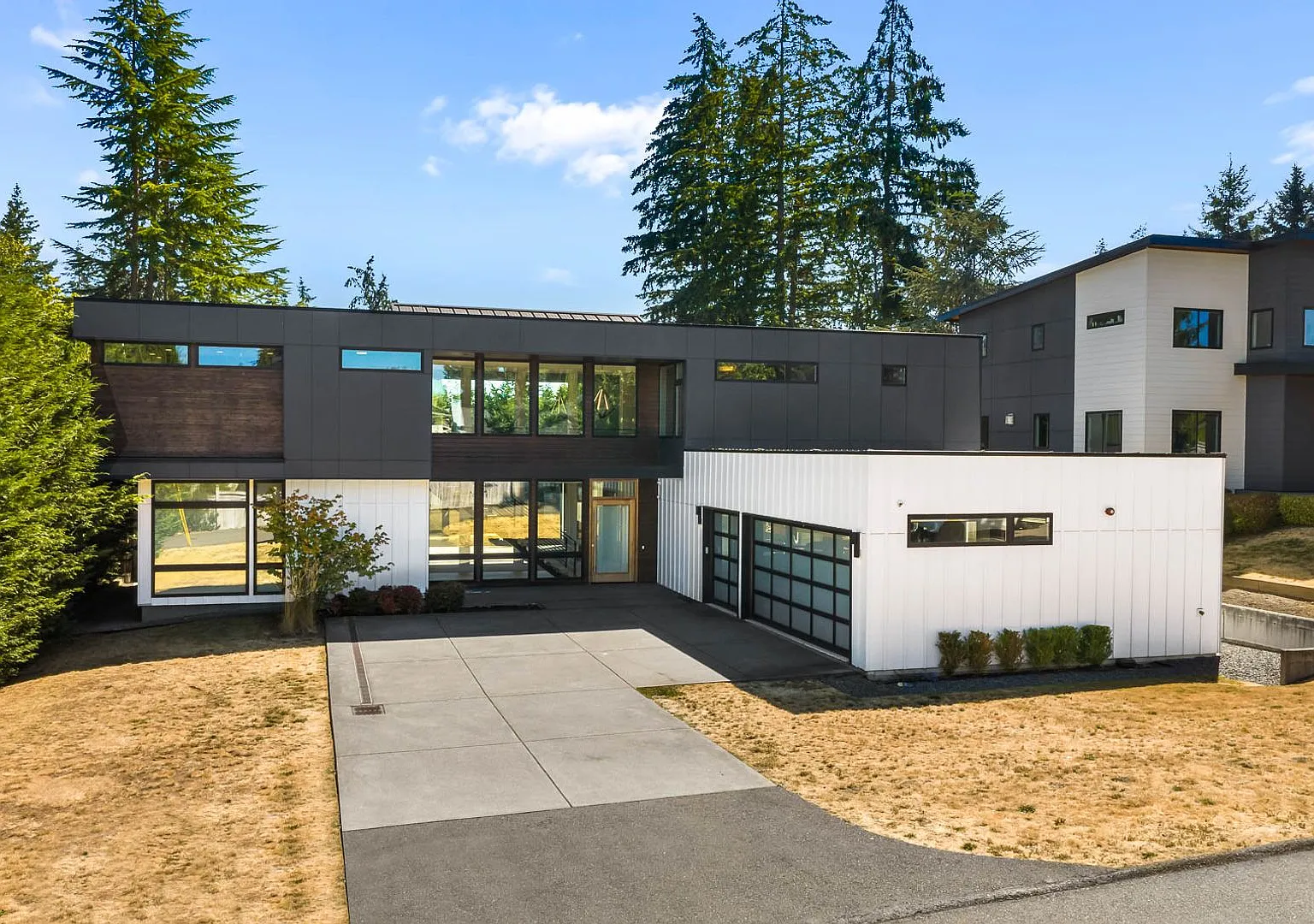 Luxury Bellevue Retreat with 6 Bedrooms, Chef's Kitchen & Private Deck — Photo 1