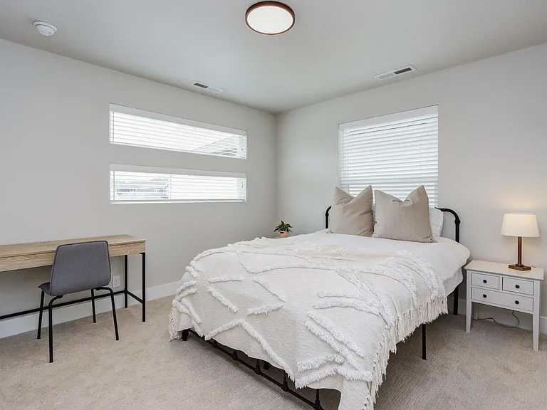 2032 E Presidential Dr — Photo 28