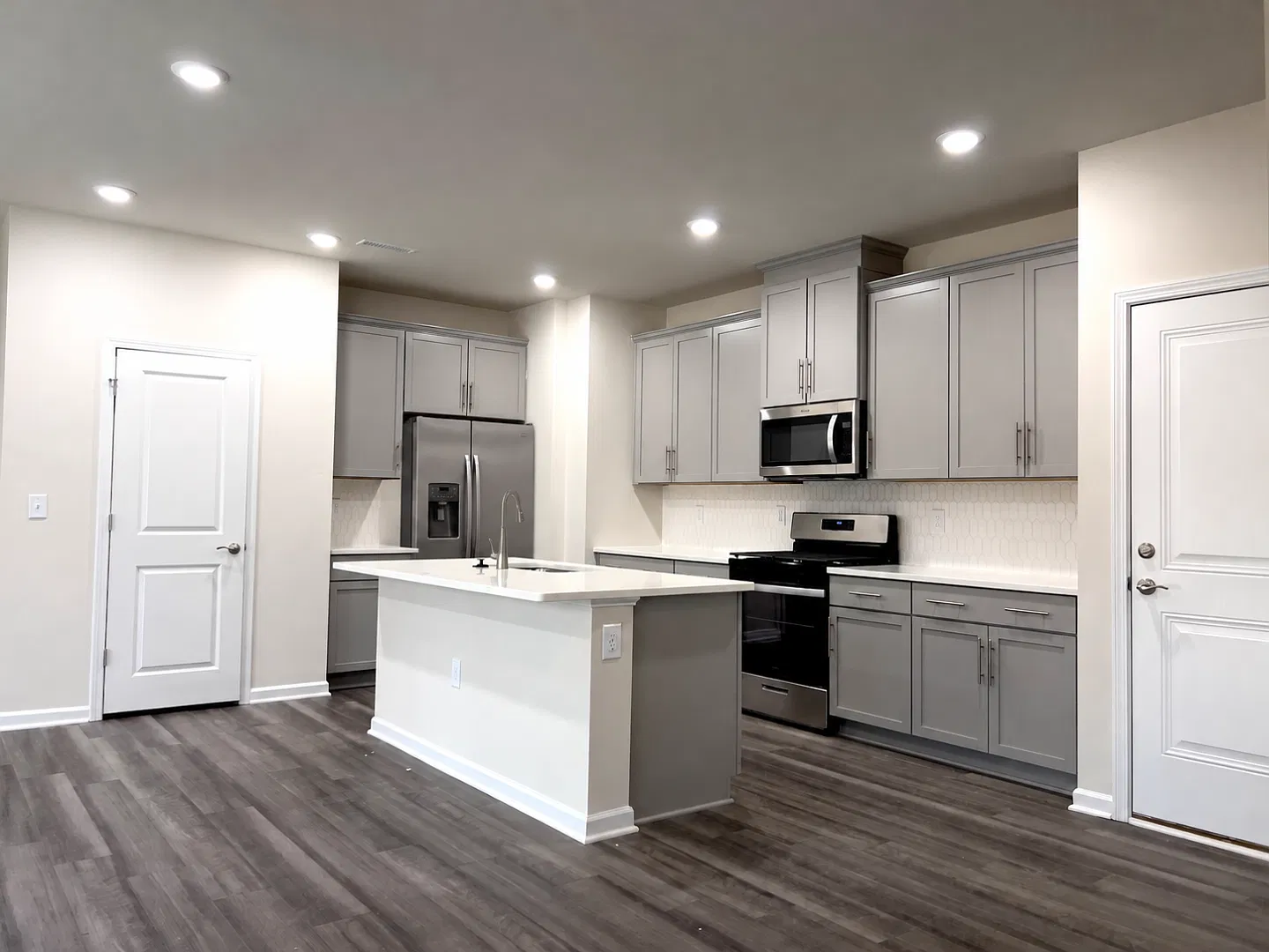 Beautiful 4 Bedroom, loft & Double Garage, Single Family House for Rent — Photo 2