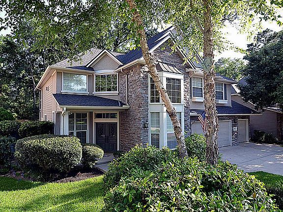Front yard has been lovingly cared for by the original owners.