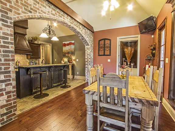5th image of 114 La Villa Cir