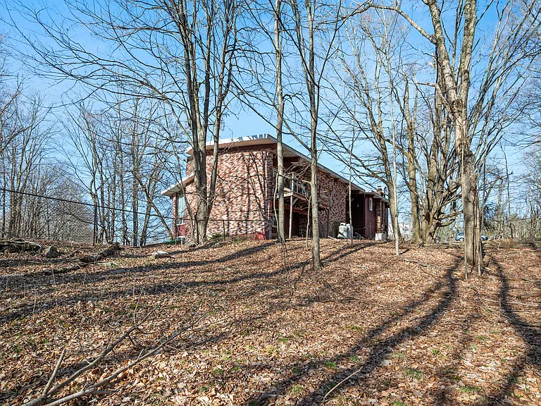 100 Leonard Rd — Photo 31