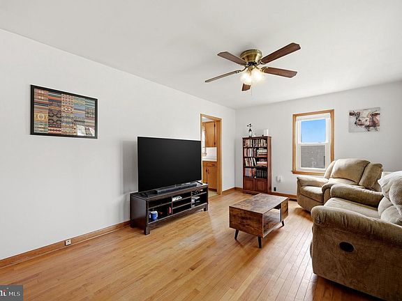 4th image of 242 Polk St