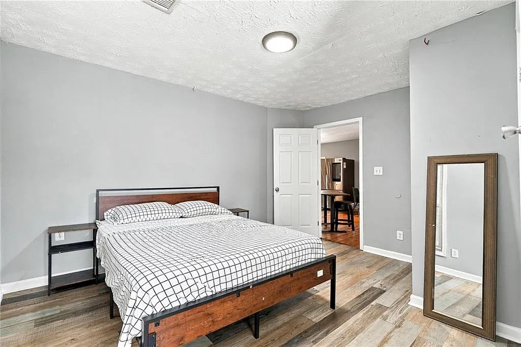 3 bed, 1.0 bath, 1200 sqft, $1,900 — Photo 4